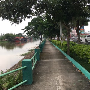 タイでスズキ自動車の工場の横を歩く、いつもの散歩道、有意義な瞑想の時間。(1)運河を下るコース