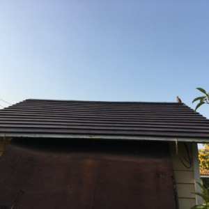 タイで、物置の屋根トソーに挑戦。苦戦の末に完成。屋根も生き返った。